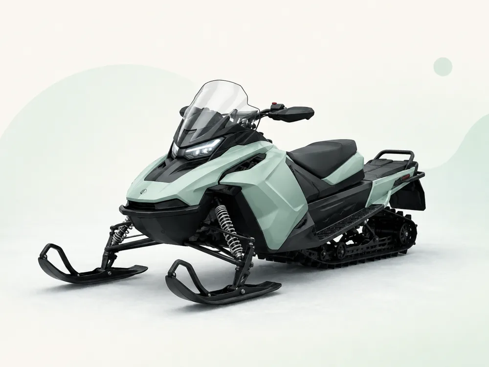 Maskotten ved en snøscooter i snødekt fjellandskap
